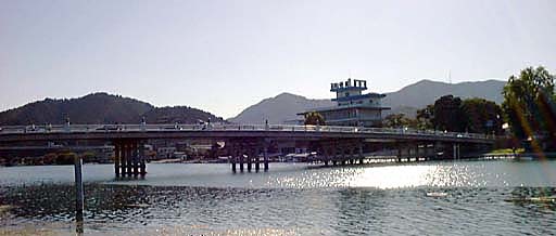 ���c��ɂ����铂��