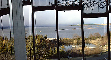 �J�t�F�e���A�����_�ɕ�������i�Α勴���ʂ�]��